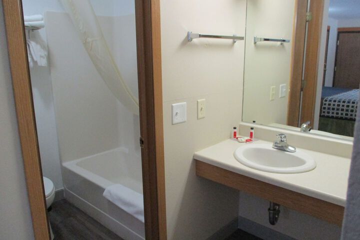 1 Queen Bed (23 of 26)