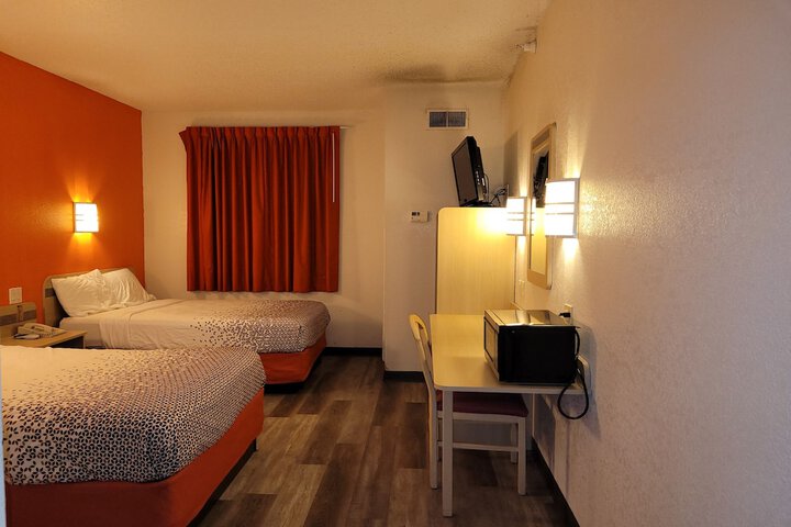 1 Double Bed Accessible (23 of 40)