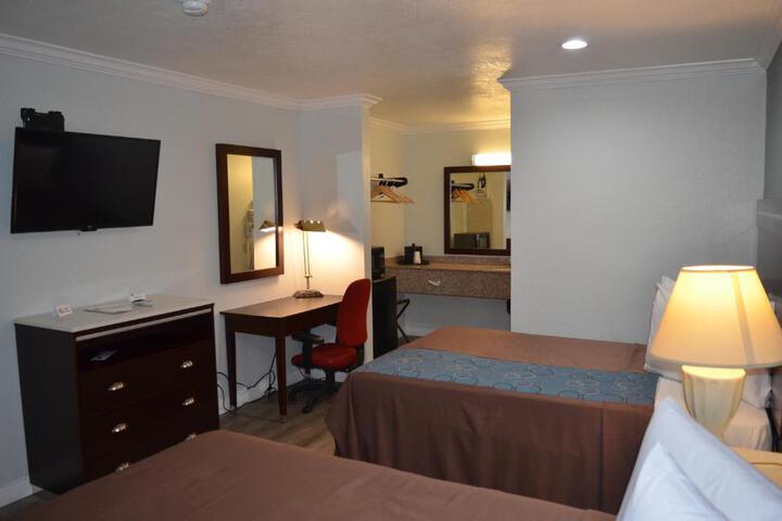 2 Queen Beds (8 of 12)