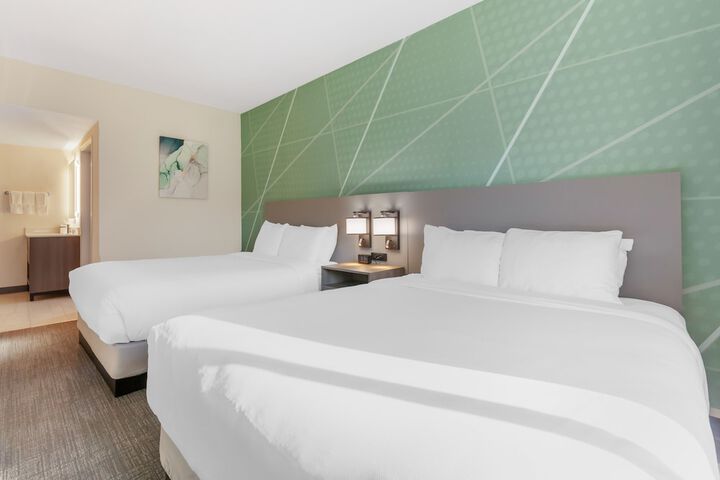 2 Queen Beds (7 of 11)