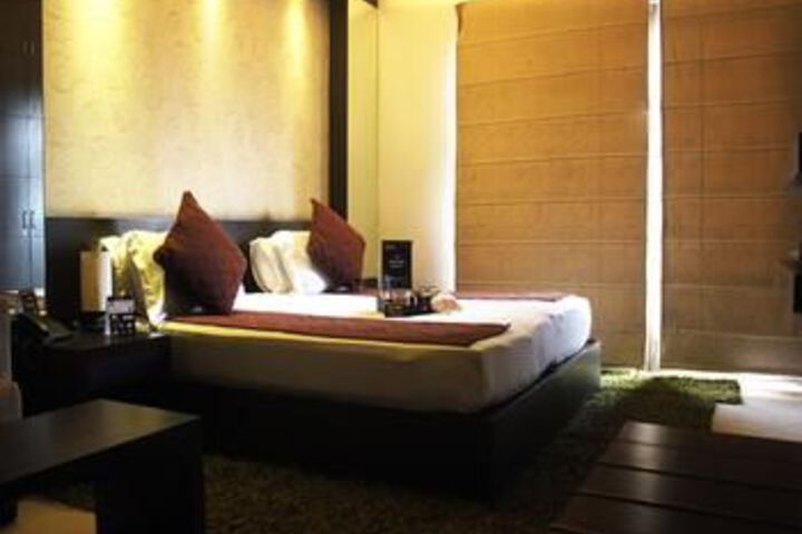 Room 10 of 18