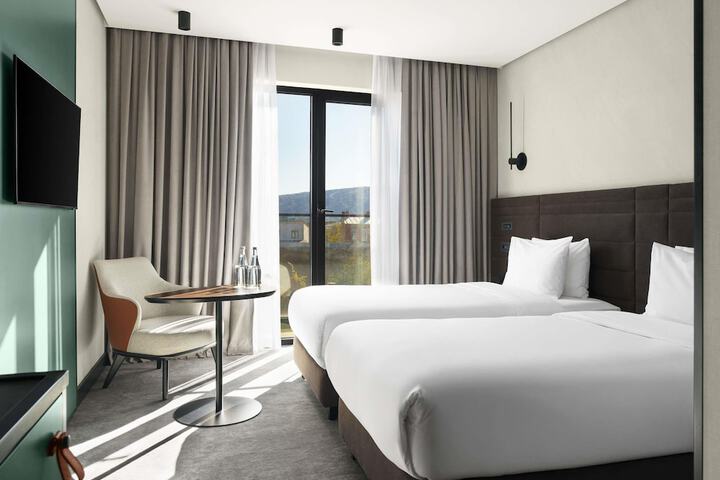 Room 32 of 100