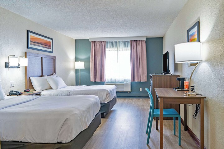 2 Double Beds (16 of 19)