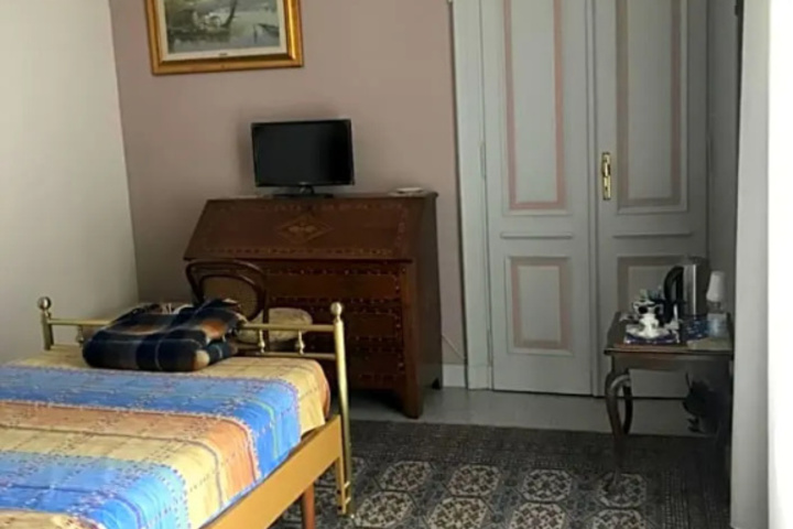 Room 6 of 18