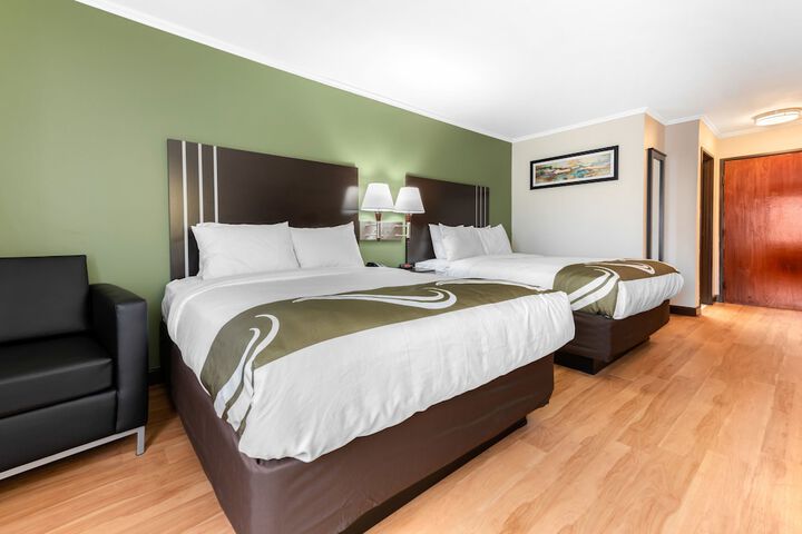 2 Queen Beds (5 of 6)