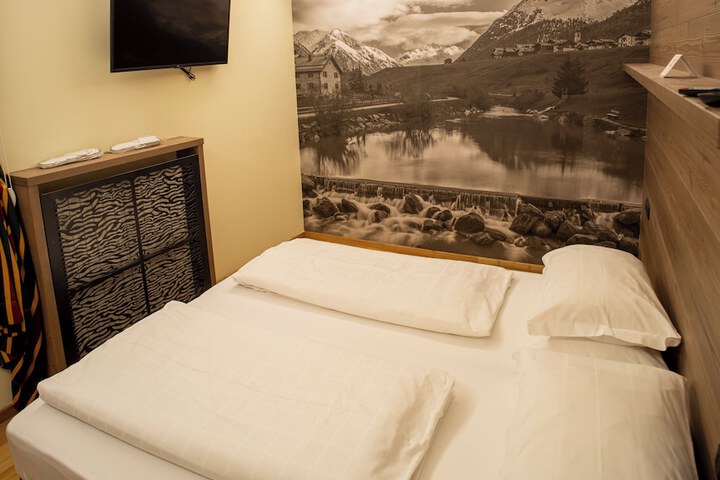 Room 33 of 79