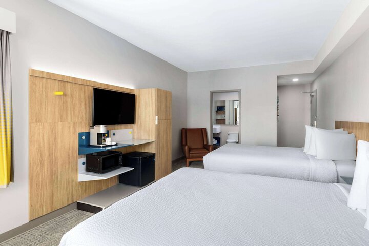 2 Queen Beds Bathtub (2 of 13)