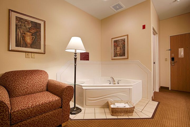 1 King Bed Microwave and Refrigerator Work Desk WiFi Full Breakfast (4 of 5)