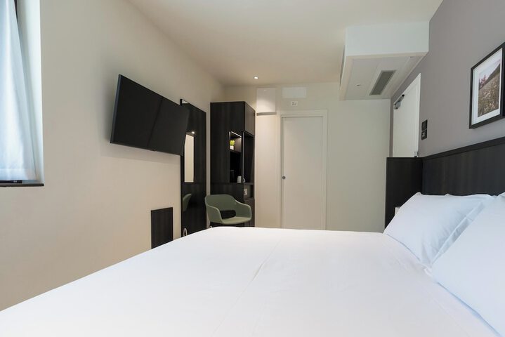 Room 28 of 106