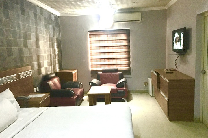 Room 13 of 28