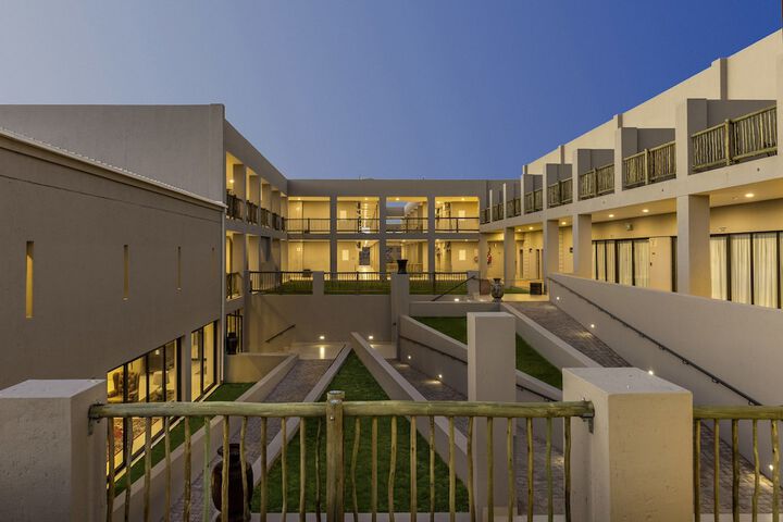 Hotel Exterior 29 of 34