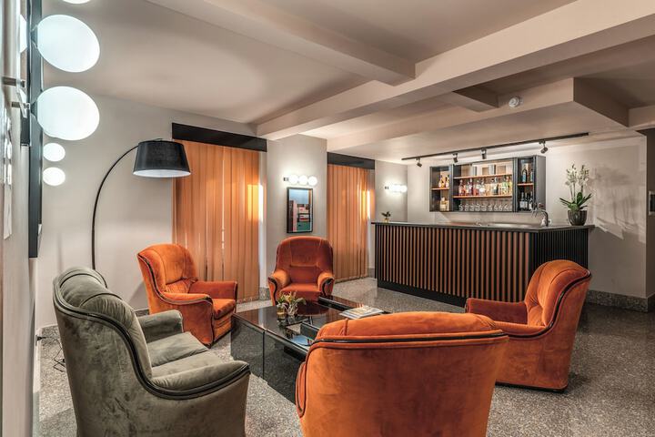 Lounge 42 of 43