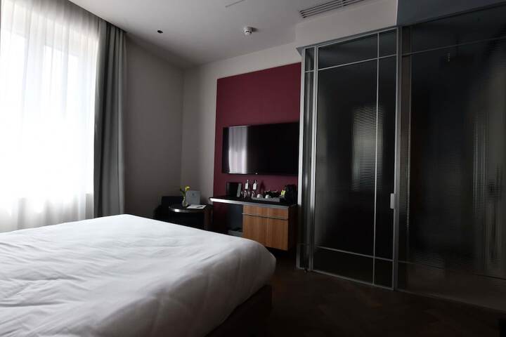 Room 30 of 103