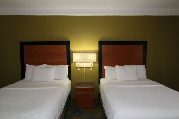 2 Double Beds (13 of 13)