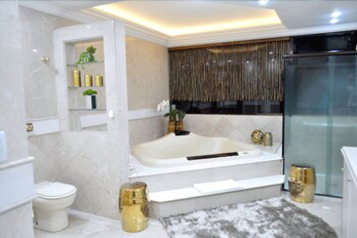 Room 4 of 17