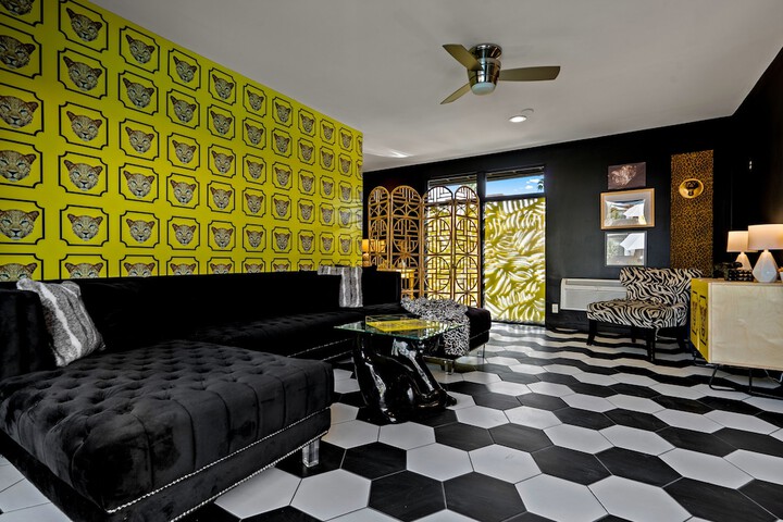 Room 17 of 34