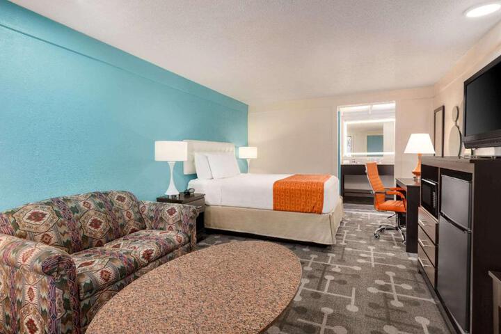 1 Queen Bed (1 of 6)