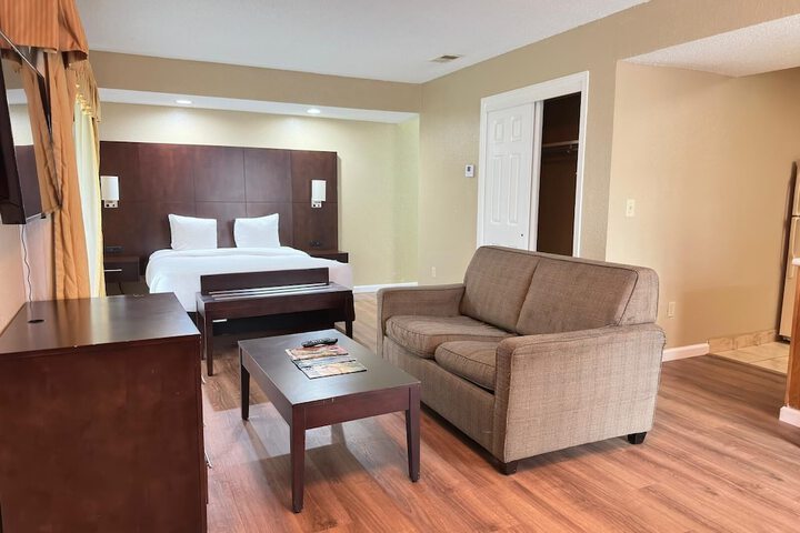 1 Queen Bed Studio Accessible Suite (13 of 44)