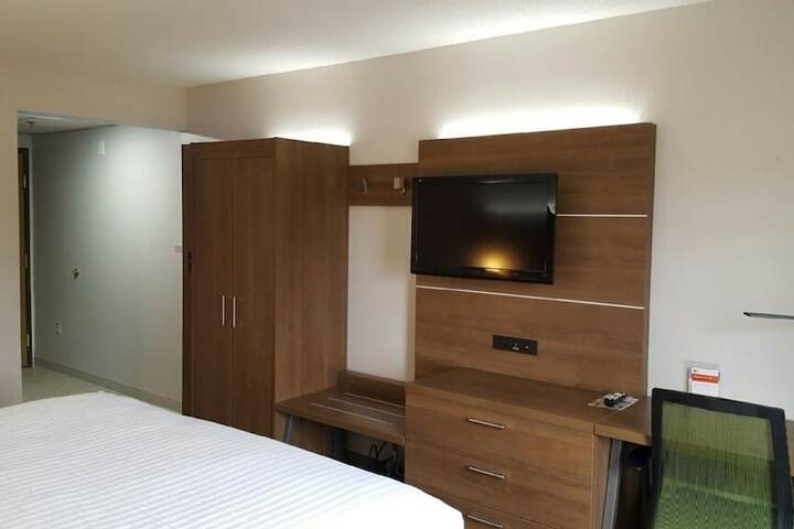 1 King Bed (1 of 17)