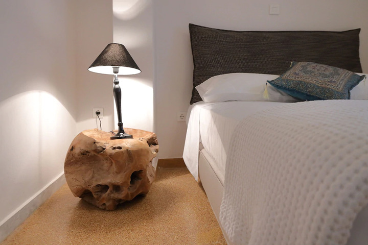 Room 2 of 10