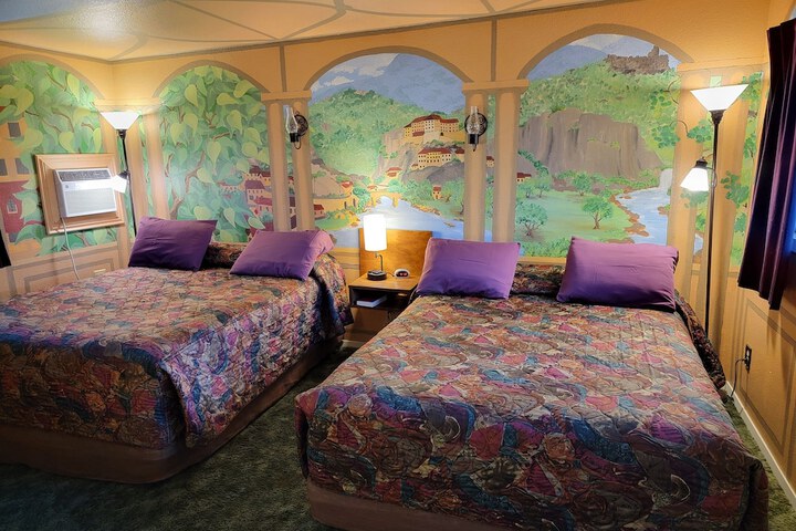 Room 6 of 12