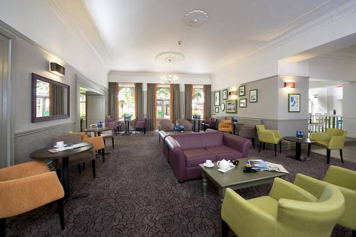 Lobby lounge