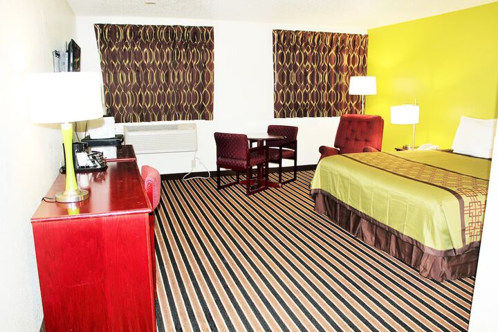 1 King Bed (3 of 24)