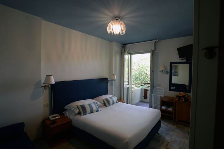 Room 7 of 32
