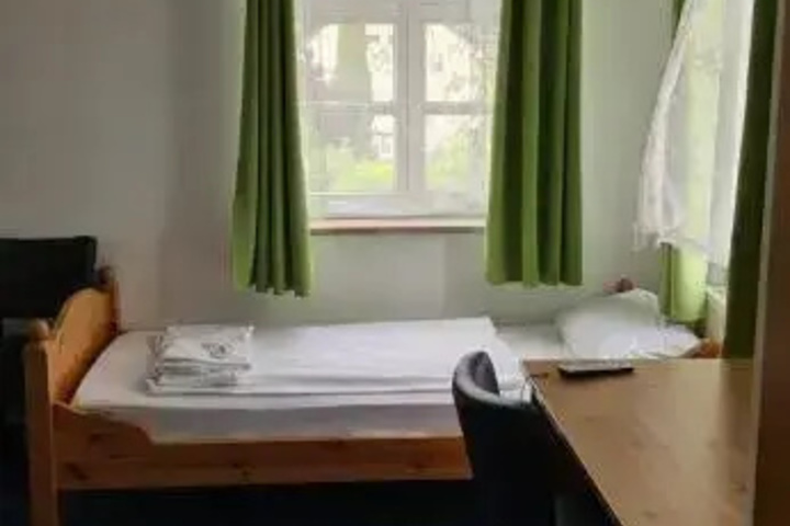 Room 4 of 13