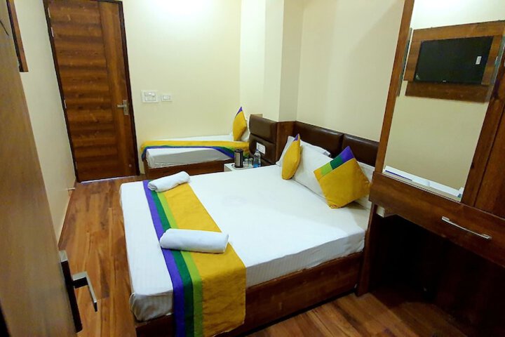 Room 13 of 32