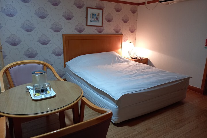Room 4 of 11