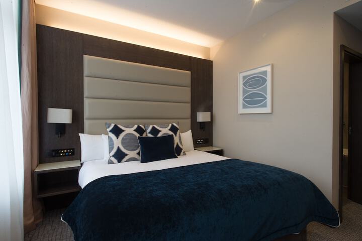 Room 8 of 100