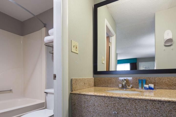 2 Queen Beds High Speed Internet Accessible Microwave and Refrigerator, Coffee Maker Hai (1 of 6)