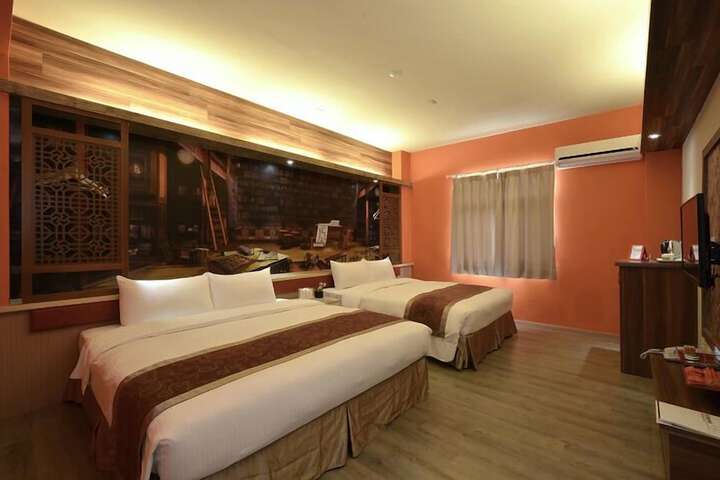 Room 4 of 8