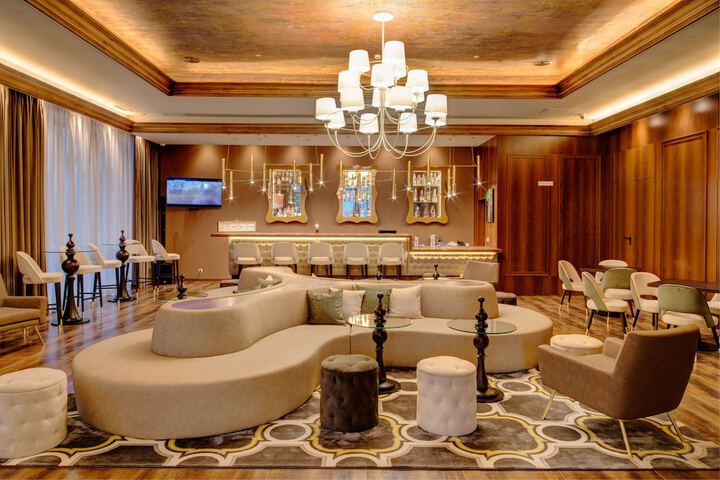 Lounge 39 of 52