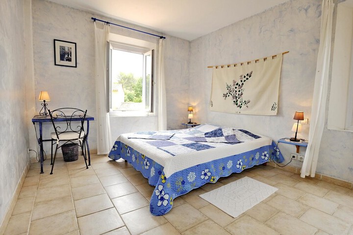 Room 8 of 9