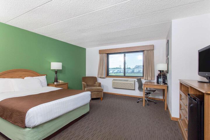 1 Queen Bed Mobility Accessible (14 of 15)