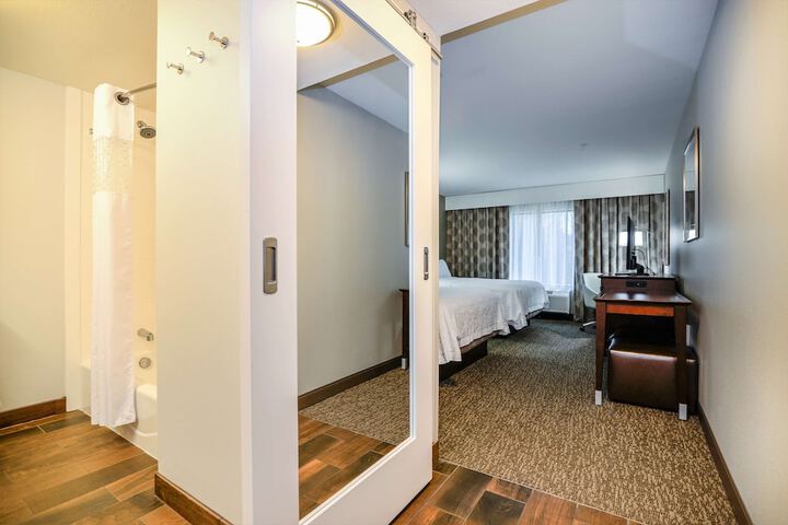 2 Queen Beds Mobility Accessible with Tub (7 of 17)
