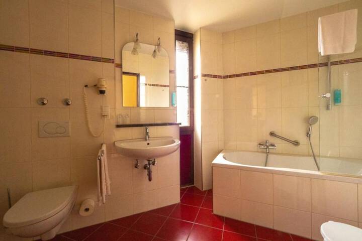 Room 10 of 32