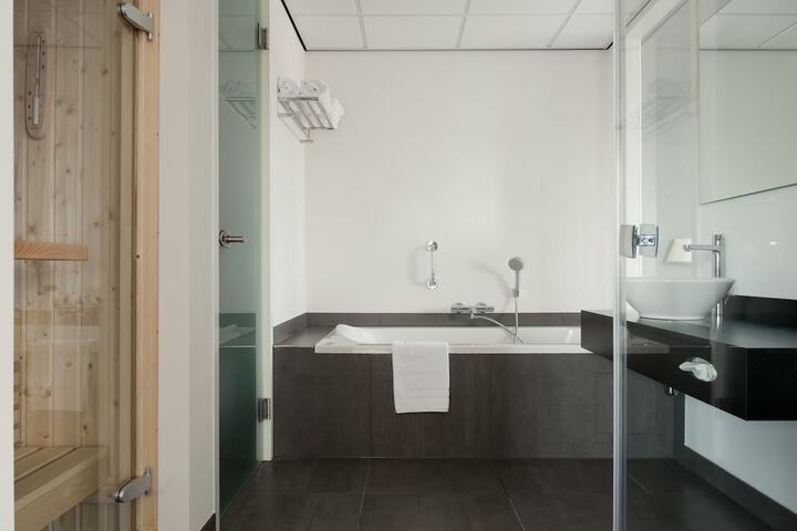 Jetted tub
