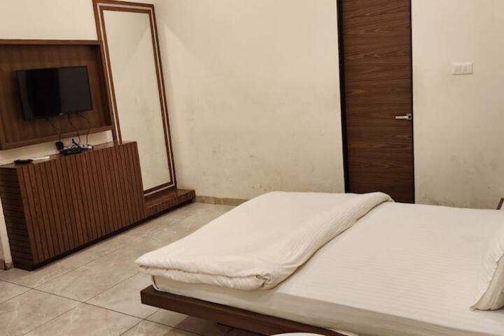 Room 6 of 12