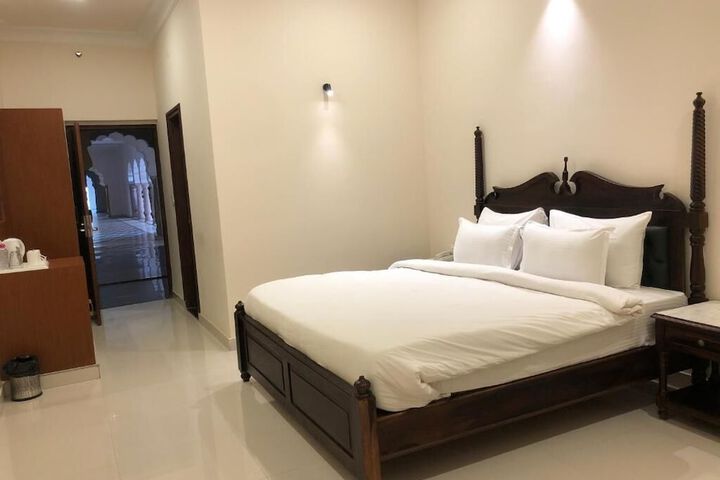 Room 11 of 80