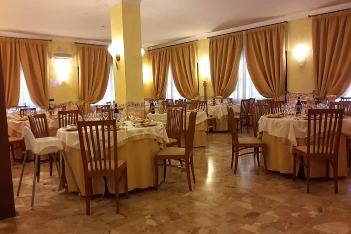 Dining 28 of 63
