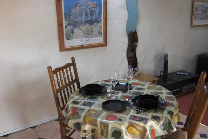 Dining 9 of 11
