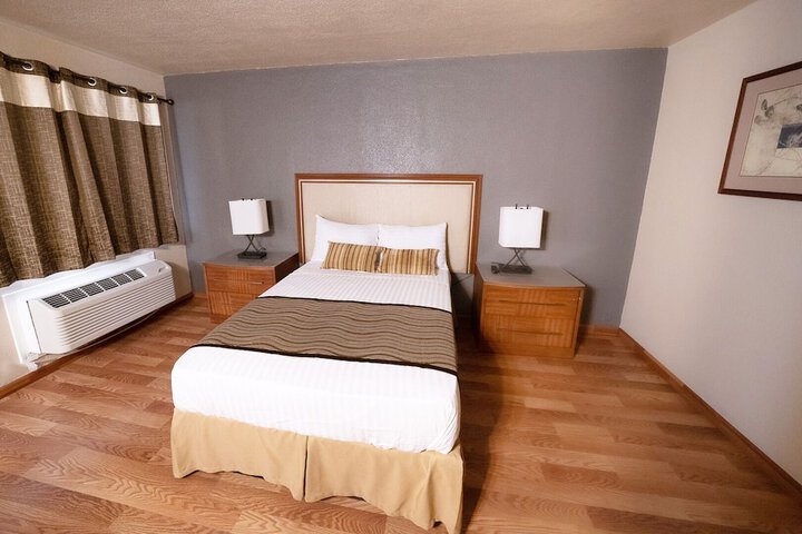 Double Executive Queen Bed (2 of 4)