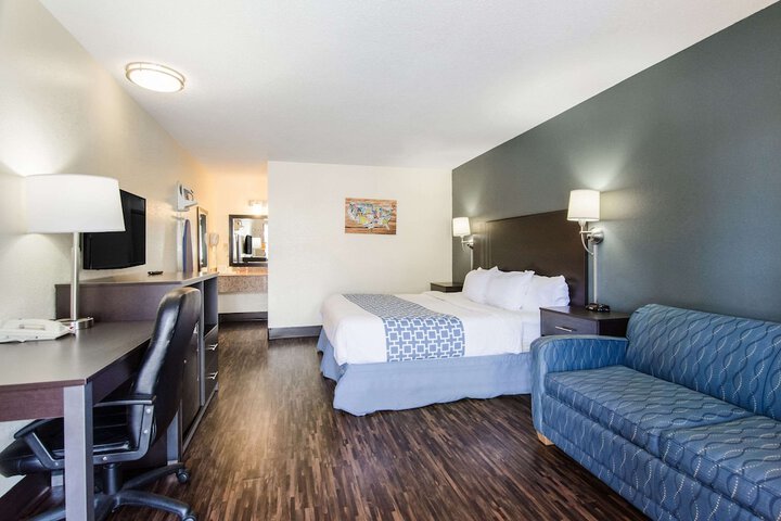 1 King Bed (4 of 8)
