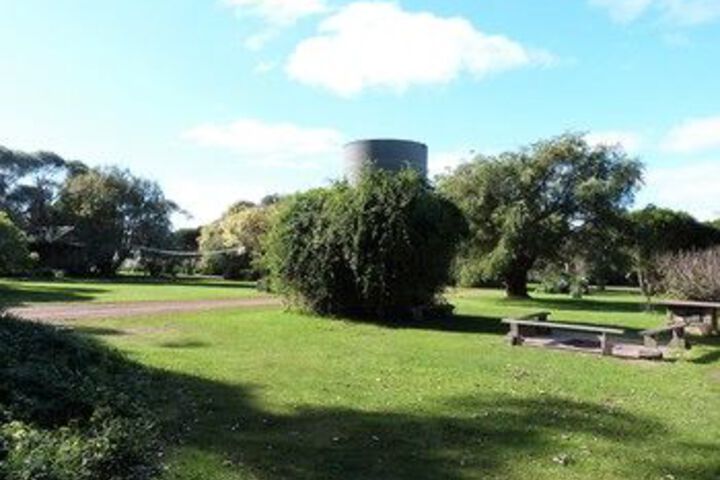 Hotel Exterior 7 of 16