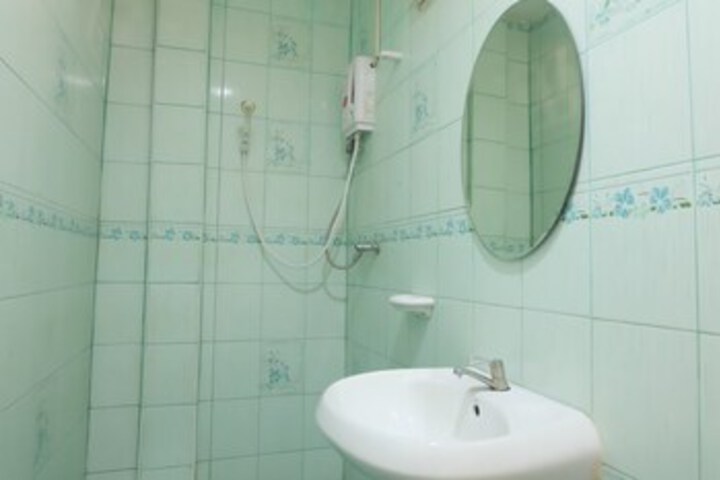 Room 5 of 28