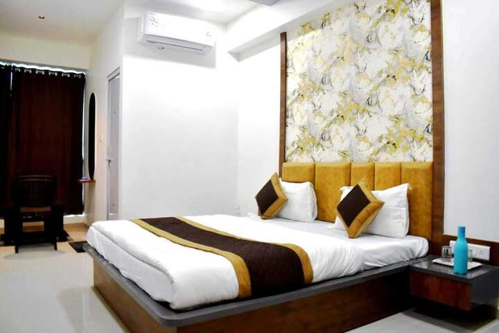 Room 4 of 16