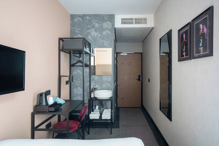 Room 19 of 62